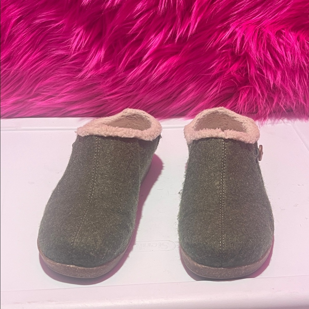 Cozy EARTH ORGINS Green Slip-On Clogs with Cream Trim